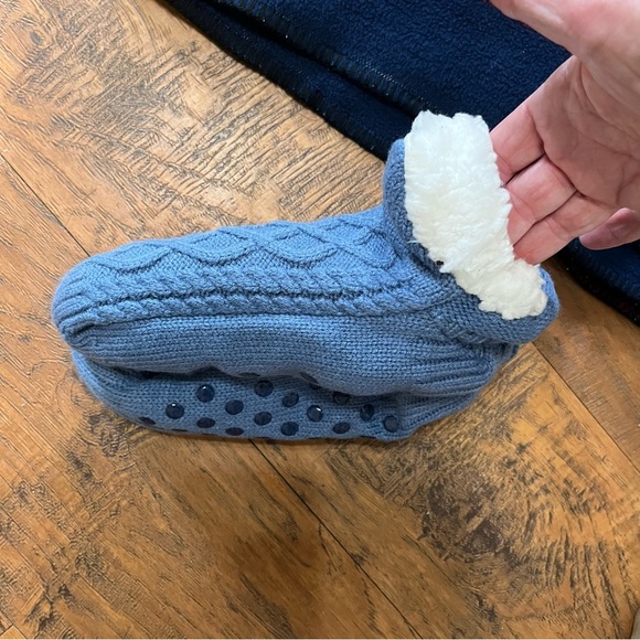 Navajo Design Eight Throw Blanket 48’x 54’ & Cable Knit Skid Proof Slippers7/12 - Picture 3 of 6